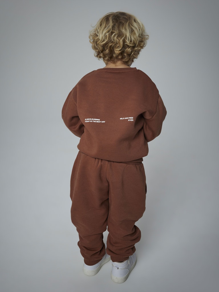 Brun cool joggers, mys byxor till pojke. Fin sweat byxa, joggingbyxa från Nameit.
NMMOKIAN NREG SWE PANT BRU BF
13247159