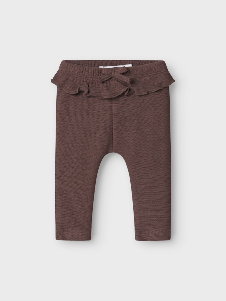 Söt brun lila baby byxa till nyfödd bebis flicka. Leggings med volang upptill och tillverkade i en lite tjockare mjuk skön ekologisk bomull.
NBFOLAYA LEGGING
13247511