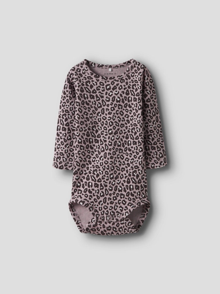 Rosa baby body med leopard mönster till bebis flicka. Ekologiska babykläder till nyfödd från Name it.
NBFLEOANA LS BODY
13249256
