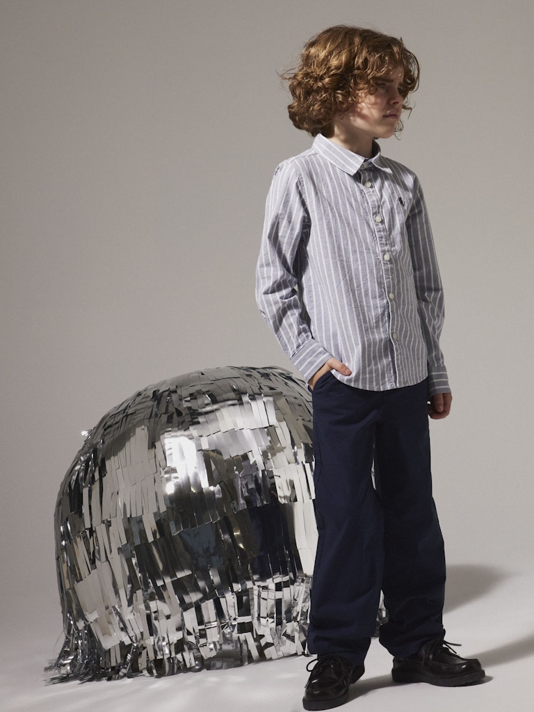 Klassisk randig blå skjorta till pojke. Finskjorta i ekologisk bomull från Name it till kille.
NMMREKID SHIRT
13222842