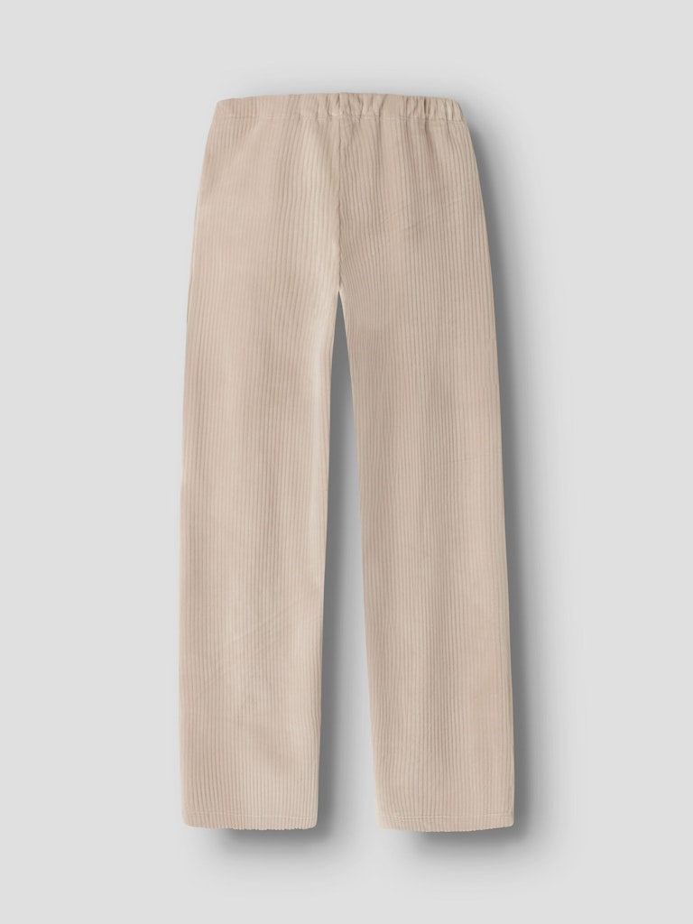 Beige velourbyxa i rak, ribbad modell till flicka, tjej. Barn byxa velour i skön och mysig kvalitet.
NKFVELOA VELVET PANT
13235120