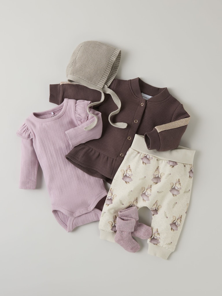 Söt beige baby byxa till flicka med mönster av gulliga ekorrar. Ekologiska bebiskläder till nyfödd tjej.
NBFSHELLY SWEAT PANT BRU
13250275
