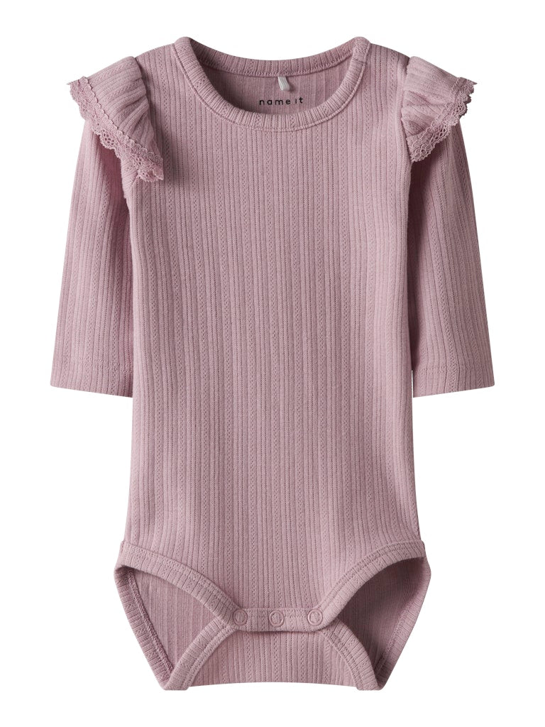 Baby body till bebis flicka med spets och volanger. Ekologiska baby kläder från Nameit till nyfödd.
NBFSIVA LS BODY
13250301