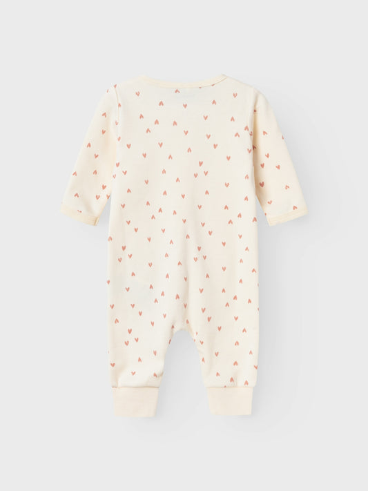 Söt pyjamas med små hjärtan. Dragkedjan på detta sovplagg gör det enkelt att ta av och på och gör blöjbyten enklare.