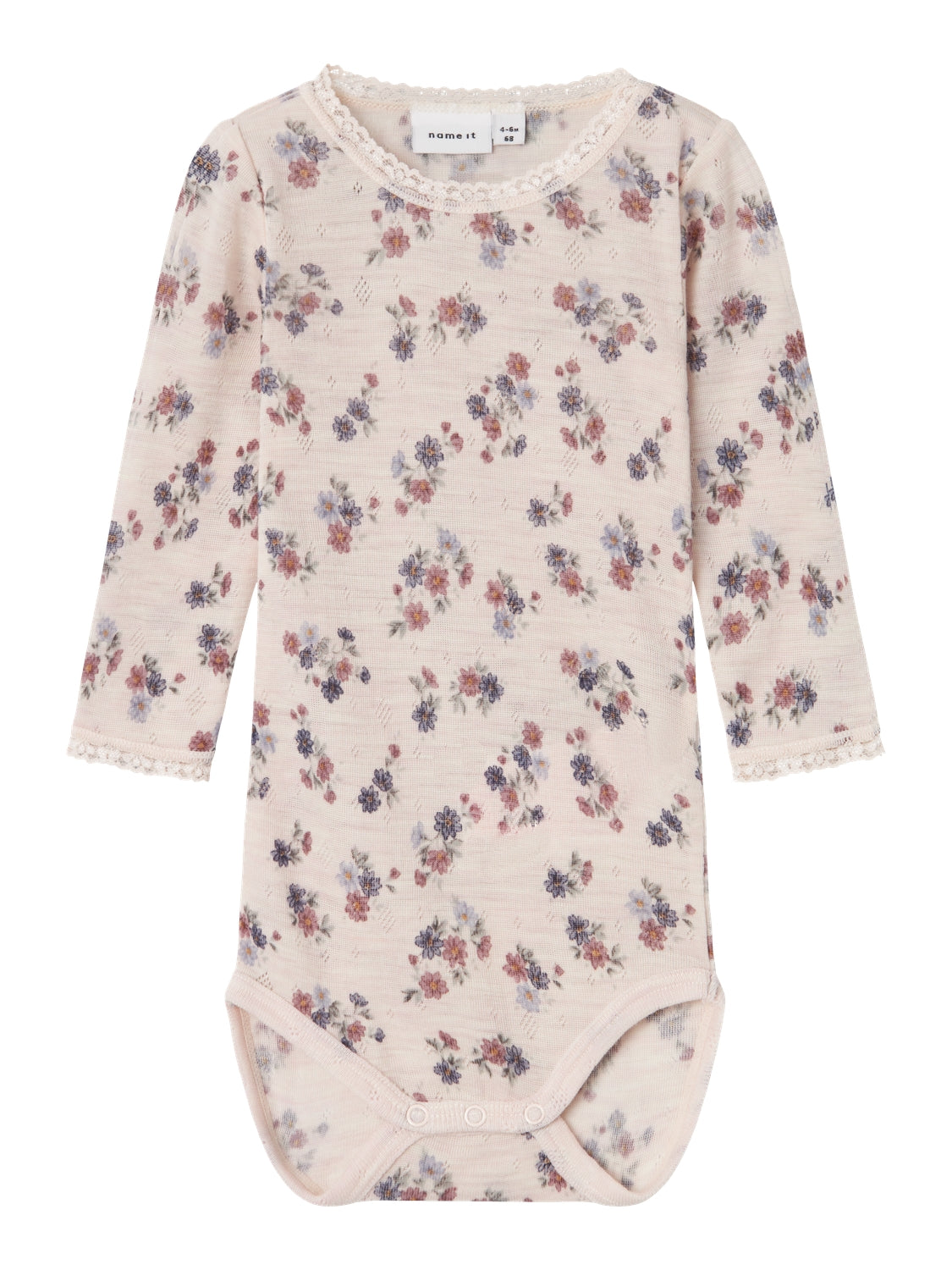Lägg till mjuka och mysiga ullstilar till ditt barns garderob och säkerställ komfort året runt. Needle drop kännetecknas av tappade stygn för unika mönster och en söt look.
Fantastisk ullbody i mjukaste merinoull som värmer kalla dagar och kyler om det är varmt. Ull har också egenskapen att värma även om det blir blött. Naturens kanske smartaste och bästa produkt.
Detaljtyp: Bodysuit
Ärm: Långa ärmar (L/S)
Stängning: Tryckknapp i grenen
Extra detaljer: Spetsdetalj
Mönster: Blommor upprepas över hela ytan a