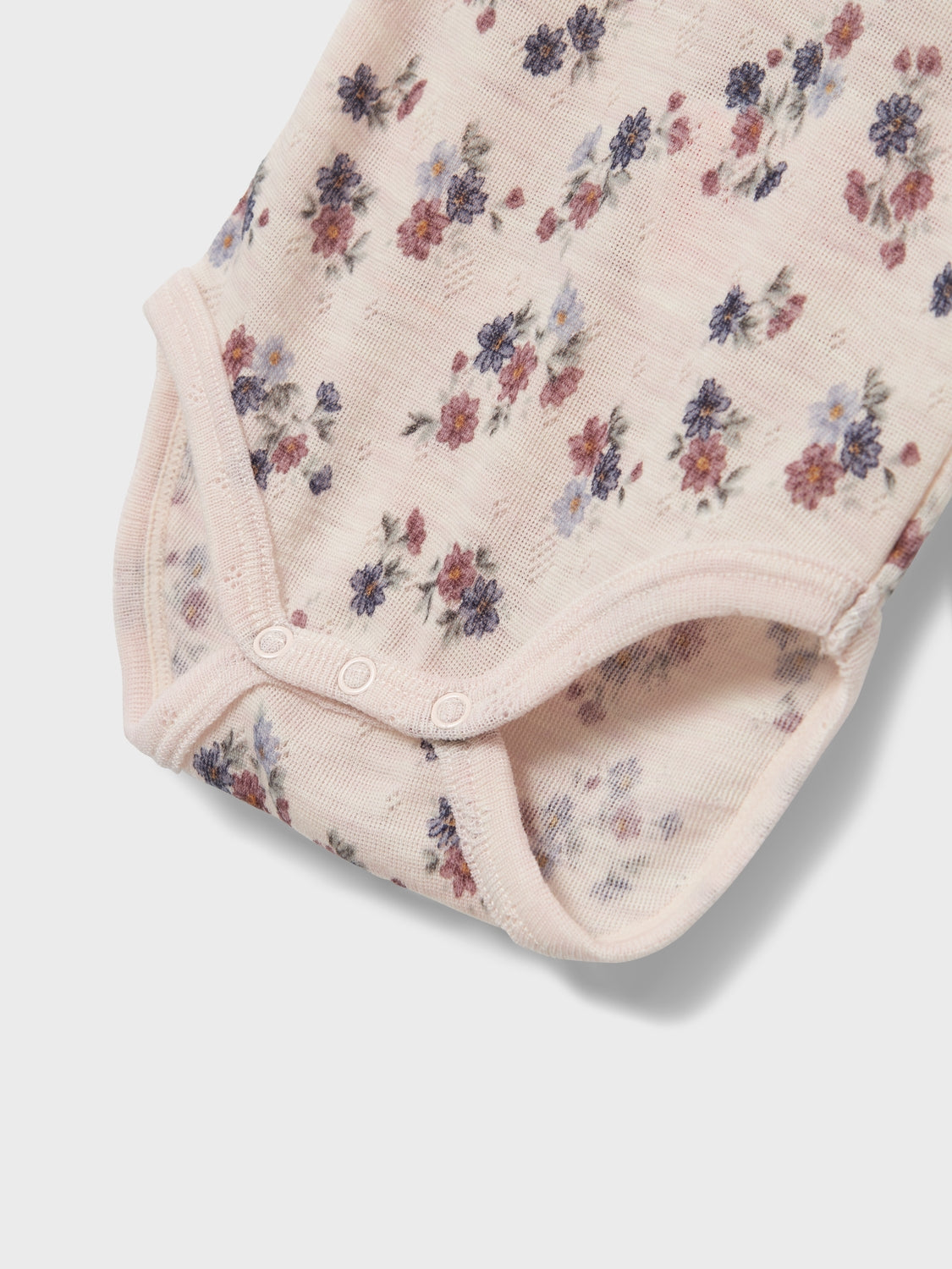 Lägg till mjuka och mysiga ullstilar till ditt barns garderob och säkerställ komfort året runt. Needle drop kännetecknas av tappade stygn för unika mönster och en söt look.
Fantastisk ullbody i mjukaste merinoull som värmer kalla dagar och kyler om det är varmt. Ull har också egenskapen att värma även om det blir blött. Naturens kanske smartaste och bästa produkt.
Detaljtyp: Bodysuit
Ärm: Långa ärmar (L/S)
Stängning: Tryckknapp i grenen
Extra detaljer: Spetsdetalj
Mönster: Blommor upprepas över hela ytan a