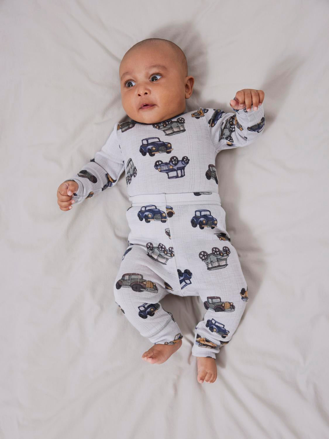 Leggings i merino ull med mönster av bilar till din baby pojke. Långkalsonger av merinoull från Name it som värmer när det är kallt och kyler om det är varmt. Lägg till mjuka och mysiga ullstilar till ditt barns garderob och säkerställ komfort året runt. Needle drop kännetecknas av tappade stygn för unika mönster och en söt look.
Produkttyp: Long Johns
Extra detaljer: Resår i midjan
Mönster: Mönster upprepas över hela ytan av produkten