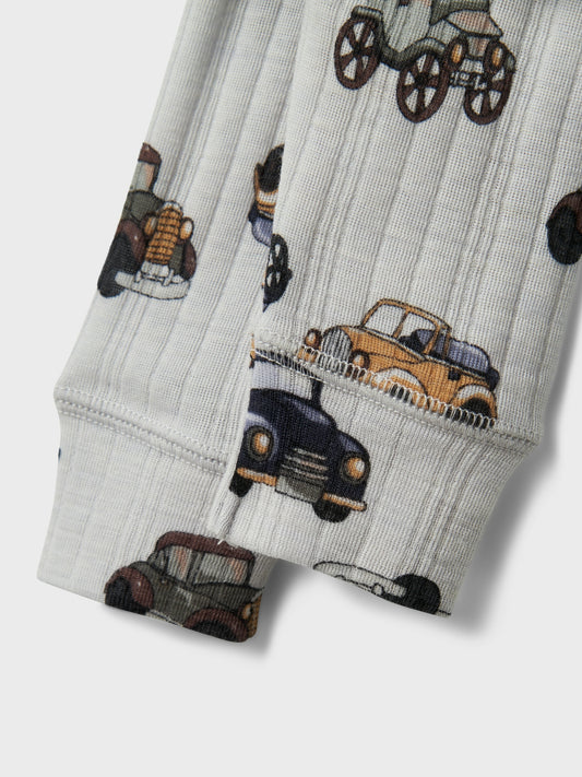 Leggings i merino ull med mönster av bilar till din baby pojke. Långkalsonger av merinoull från Name it som värmer när det är kallt och kyler om det är varmt. Lägg till mjuka och mysiga ullstilar till ditt barns garderob och säkerställ komfort året runt. Needle drop kännetecknas av tappade stygn för unika mönster och en söt look.
Produkttyp: Long Johns
Extra detaljer: Resår i midjan
Mönster: Mönster upprepas över hela ytan av produkten