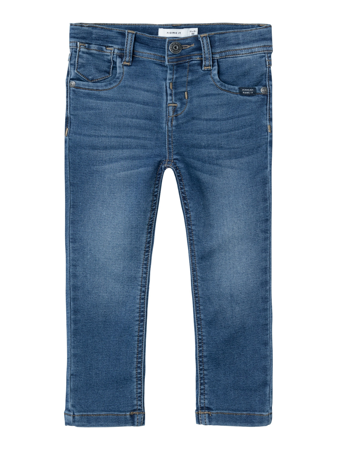 Slim Fit jeans till pojke. Hitta de perfekta jeansen och överraska ditt barn med tidlösa stilar som garanterar en cool look och rörelsefrihet. Sweat denim är ett mjukt tyg med en autentisk indigo-denim-look för en bekväm känsla och ett klassiskt uttryck. Produkttyp: Jeans med smal passform Stängning: Tryckknapp och halv skengylf, tryckknapp och halv skengylf (storlek 80-110) eller hakknapp och dragkedja (storlek 116-164) Fickor: Bakfickor, Framfickor Extra detaljer: Justerbar midja, Etikett, Nitar Tvätt/fi