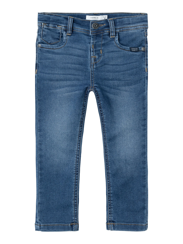 Slim Fit jeans till pojke. Hitta de perfekta jeansen och överraska ditt barn med tidlösa stilar som garanterar en cool look och rörelsefrihet. Sweat denim är ett mjukt tyg med en autentisk indigo-denim-look för en bekväm känsla och ett klassiskt uttryck. Produkttyp: Jeans med smal passform Stängning: Tryckknapp och halv skengylf, tryckknapp och halv skengylf (storlek 80-110) eller hakknapp och dragkedja (storlek 116-164) Fickor: Bakfickor, Framfickor Extra detaljer: Justerbar midja, Etikett, Nitar Tvätt/fi