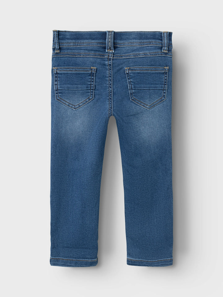 Slim Fit jeans till pojke. Hitta de perfekta jeansen och överraska ditt barn med tidlösa stilar som garanterar en cool look och rörelsefrihet. Sweat denim är ett mjukt tyg med en autentisk indigo-denim-look för en bekväm känsla och ett klassiskt uttryck. Produkttyp: Jeans med smal passform Stängning: Tryckknapp och halv skengylf, tryckknapp och halv skengylf (storlek 80-110) eller hakknapp och dragkedja (storlek 116-164) Fickor: Bakfickor, Framfickor Extra detaljer: Justerbar midja, Etikett, Nitar Tvätt/fi