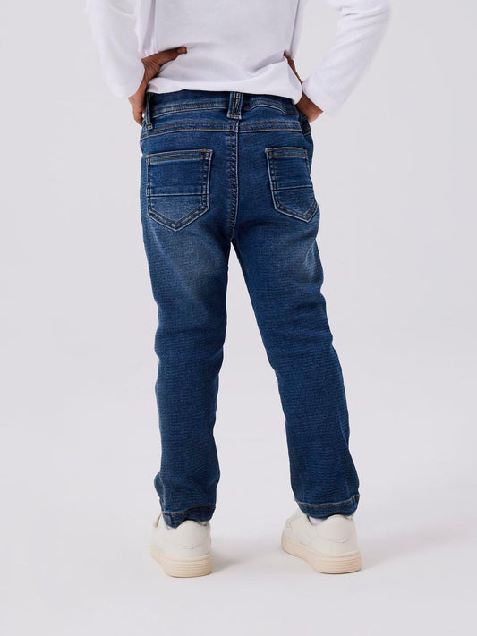 Slim Fit jeans till pojke. Hitta de perfekta jeansen och överraska ditt barn med tidlösa stilar som garanterar en cool look och rörelsefrihet. Sweat denim är ett mjukt tyg med en autentisk indigo-denim-look för en bekväm känsla och ett klassiskt uttryck. Produkttyp: Jeans med smal passform Stängning: Tryckknapp och halv skengylf, tryckknapp och halv skengylf (storlek 80-110) eller hakknapp och dragkedja (storlek 116-164) Fickor: Bakfickor, Framfickor Extra detaljer: Justerbar midja, Etikett, Nitar Tvätt/fi