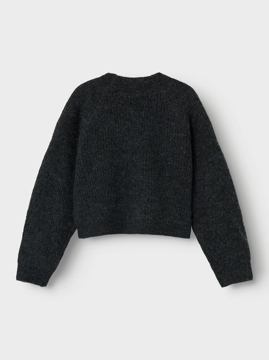 Grå kofta till flicka, tjej. Sätt ihop den perfekta outfiten för ditt barn med kvalitativa vardagsstilar och skapa en bekväm och trendig look. Koftsöm har en ribblook med en upphöjd yta och en pop-out-effekt.
Detaljtyp: Cardigan
Hals: V-ringad
Ärm: Långa ärmar (L/S)
Ärmar: Raglan ärmar
Muddar: Ribbstickade muddar
Stängning: Knäppning
Passform: Normal passform
Huvudmaterialet i denna produkt innehåller minst 50 % återvunnen polyester. Återvunnen polyester sparar naturresurser och minskar mängden avfall