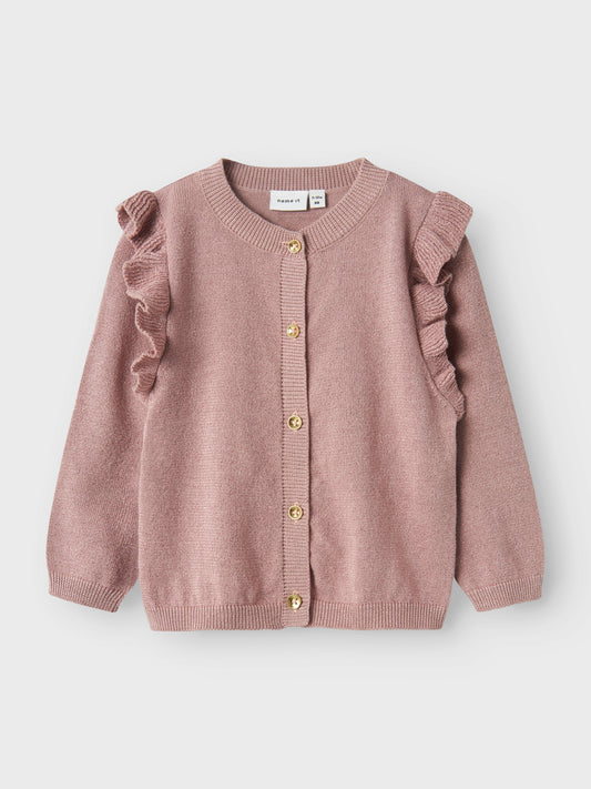 Söt finstickad kofta i rosa och lite glitter till flicka. Passar perfekt både till vardag och fest för din lilla tjej.
Sätt ihop den perfekta outfiten för ditt barn med kvalitativa vardagsstilar och skapa en bekväm och trendig look. Glittertyg har en glänsande och skimrande effekt för en glamorös look.
Produkttyp: Stickad kofta
Hals: Rund hals
Ärm: Lång ärm
Stängning: Knäppning
Extra detaljer: Volanger
Passform: Normal passform