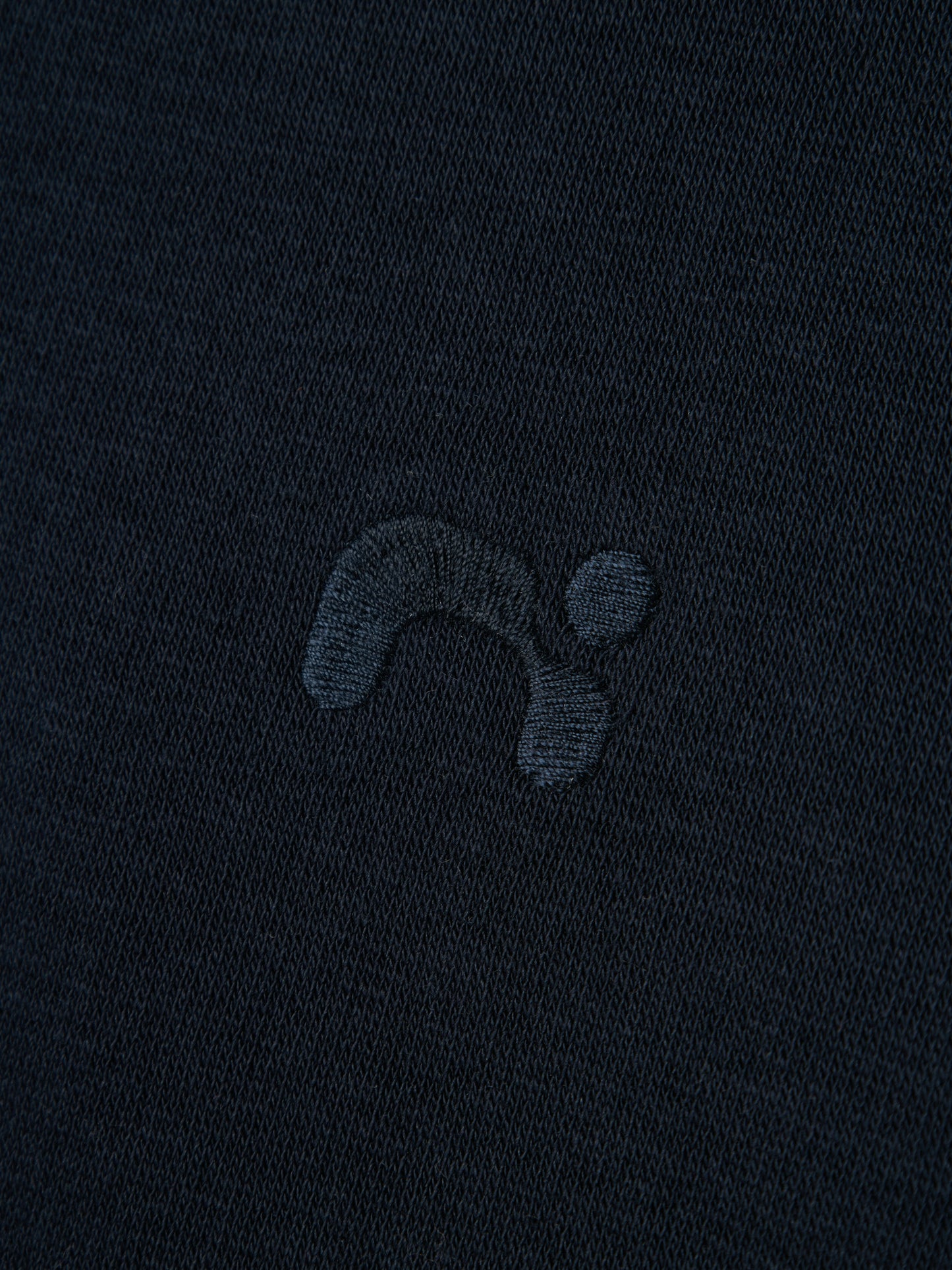 Närbild på loggan. Unisex hoodie som passar både tjej och kille. Luvtröja till flicka och pojke. Snygg enfärgad hoodie i mjuk skön sweatshirt. Borstad insida för en härligare känsla.