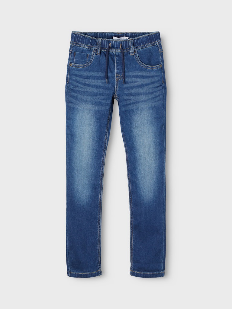Blå mjukis jeans med skön resår i midjan till pojke. Joggers från Name it.
NKMRYAN SLIM SWE JEANS 5225-TH NOOS
