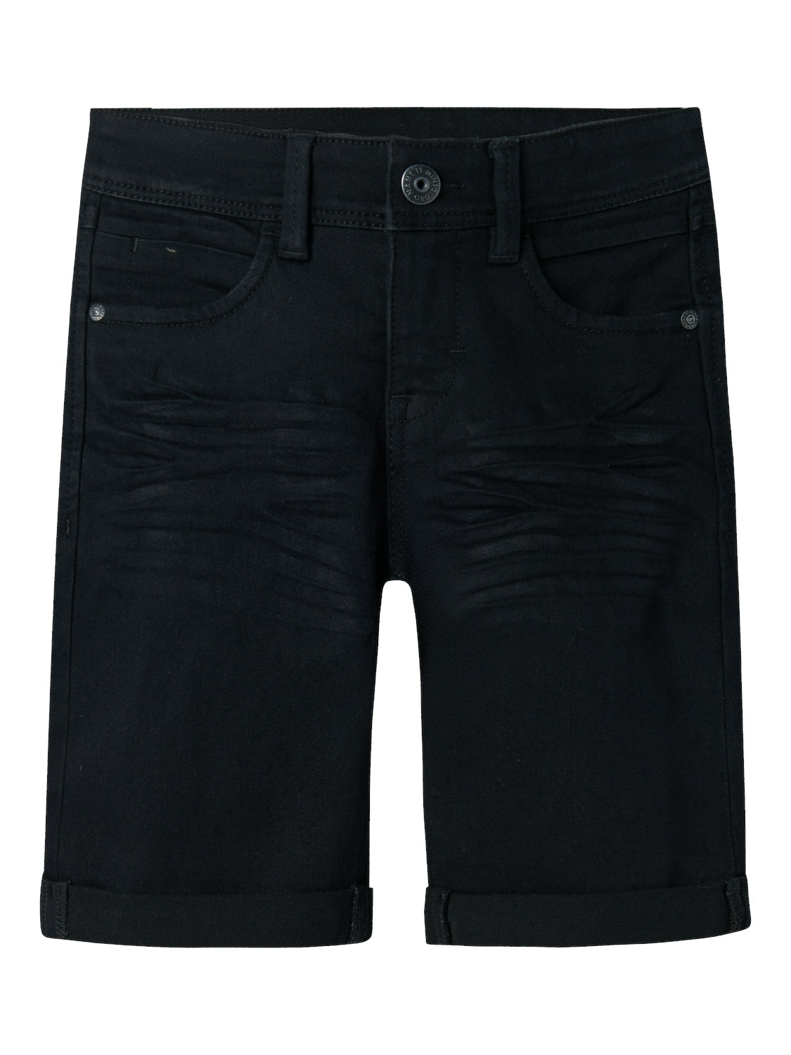 Svart lång jeans short till kille. Jeansshort till pojke från Name it.
13150022
NKMSILAS SLIM DNM L SHORTS 2272-TX NOOS