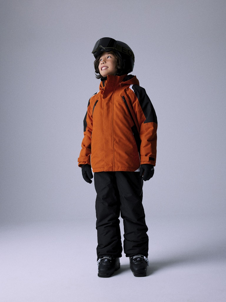 Svarta täckbyxor, termo byxa med avtagbara hängslen till flicka och pojke. Perfekt när din kille eller tjej ska leka och vara aktiv i skidbacken eller snön.
NKNSNOW10 PANT SOLID 1FO NOOS
13216444