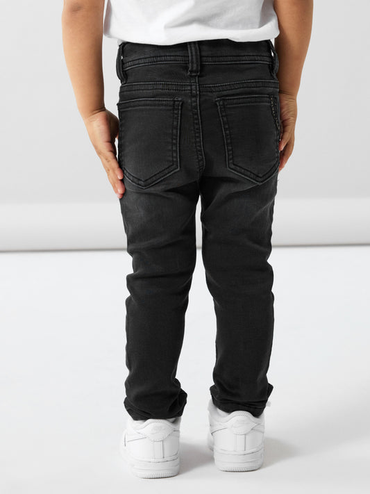 Svart mjuk stretch jeans slim fit till pojke. Svarta jeans till kille från Name it.
NMMTHEO DNMTHAYER 2689SWE KEY PANT NOOS
13204520