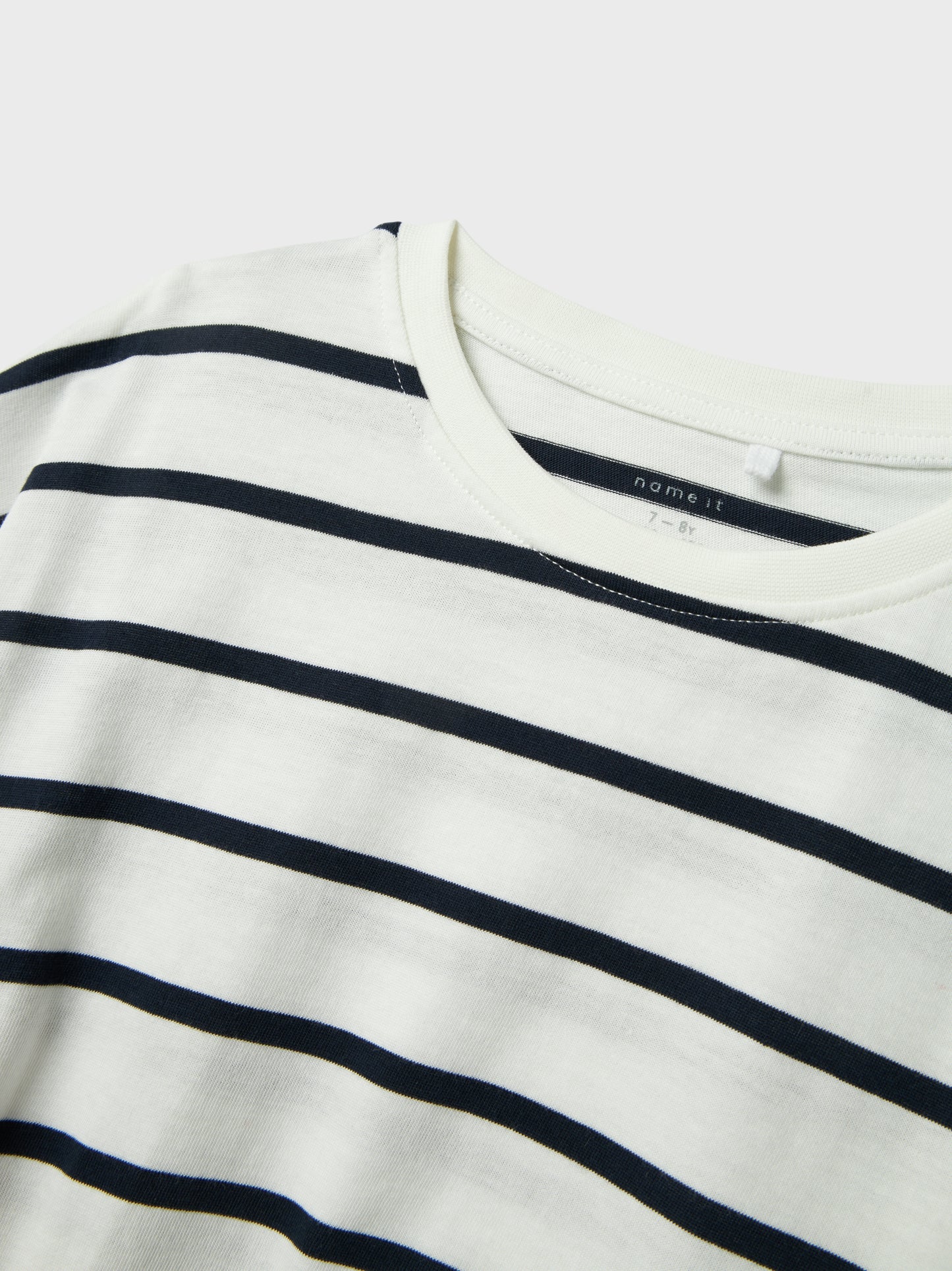 Kort randig t-shirt till tjej. Magtröja, kort topp till flicka. Ekologiska barnkläder från name it.
NKFFUNION SS CROPPED BOXY TOP NOOS
13229295