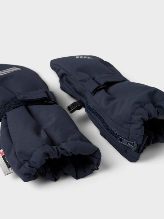 Blå vinter handskar med ull foder till pojke och flicka. Varma vattentäta handskar med långt skaft och dragkedja till barn.
NMNSNOW10 MITTEN W WOOL 3FO NOOS
13232890