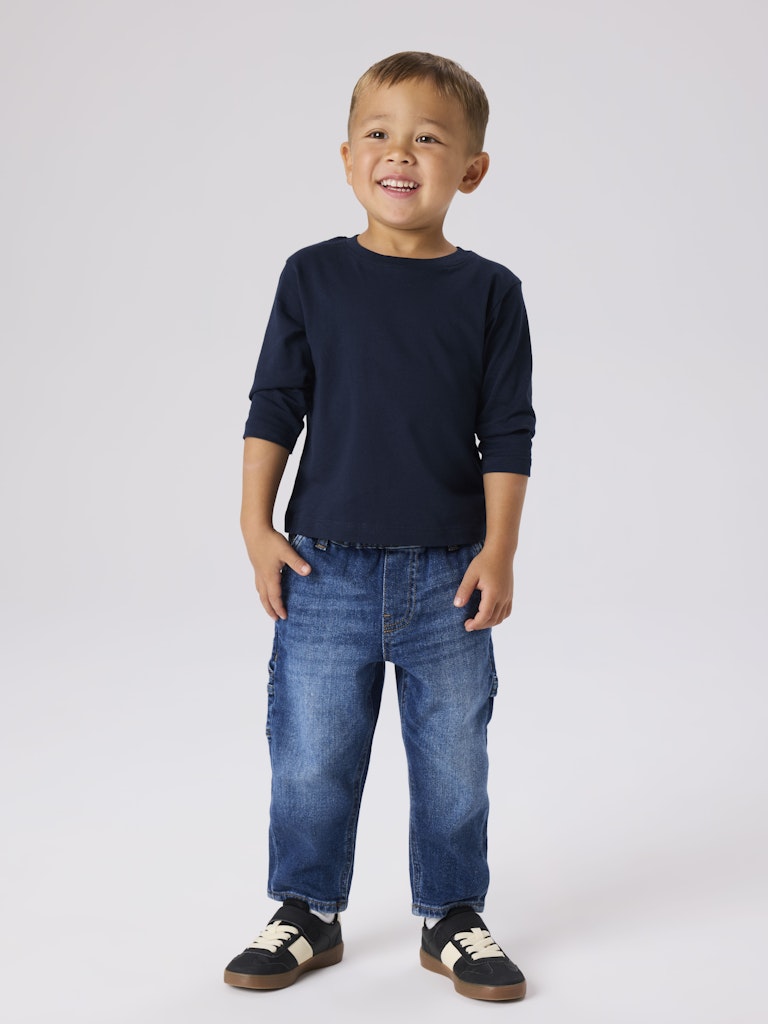 Marin blå tröja med lång ärm till pojke och flicka. Bas, needs längärmad t-shirt i unisex modell. Fin pojktröja, bas enfärgad mörk blå utan tryck.
NMMVOBBO LS NREG TOP NOOS
13232312