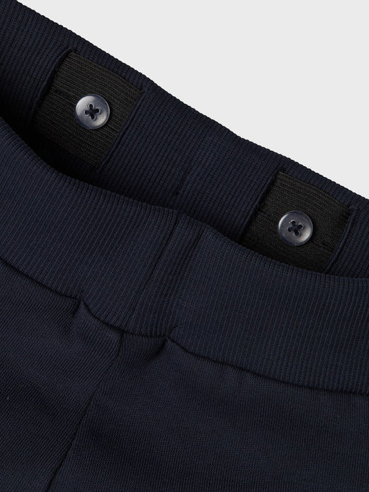 Marin blå joggers mys byxa till flicka och pojke. Sweat byxor, mys byxor från Name it. Blå bas byxa till barn att leka i, needs vardags byxor till förskolan.
NKMVIAN NREG SWE PANT BRU NOOS
13235093