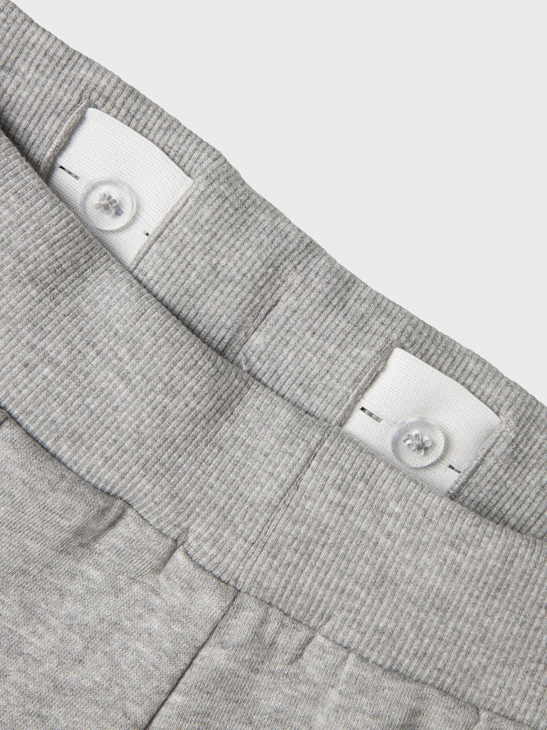 Grå joggers mys byxa till flicka och pojke. Sweat byxor, mys byxor från Name it. Ljus grå bas byxa till barn att leka i, needs vardags byxor till förskolan.
NKMVIAN NREG SWE PANT BRU NOOS
13235093