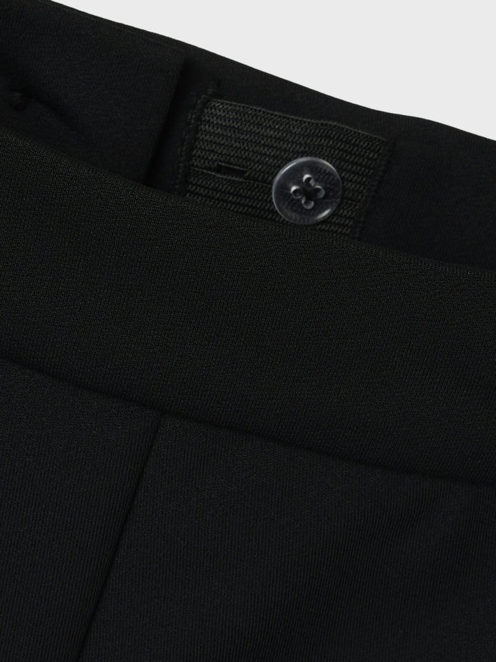 Utsvängd kostymbyxa från LMTD till ungdom tjej. Svart byxa bootcut normal midje.
NLFRETTE NW BOOTCUT PANT NOOS
13237803
