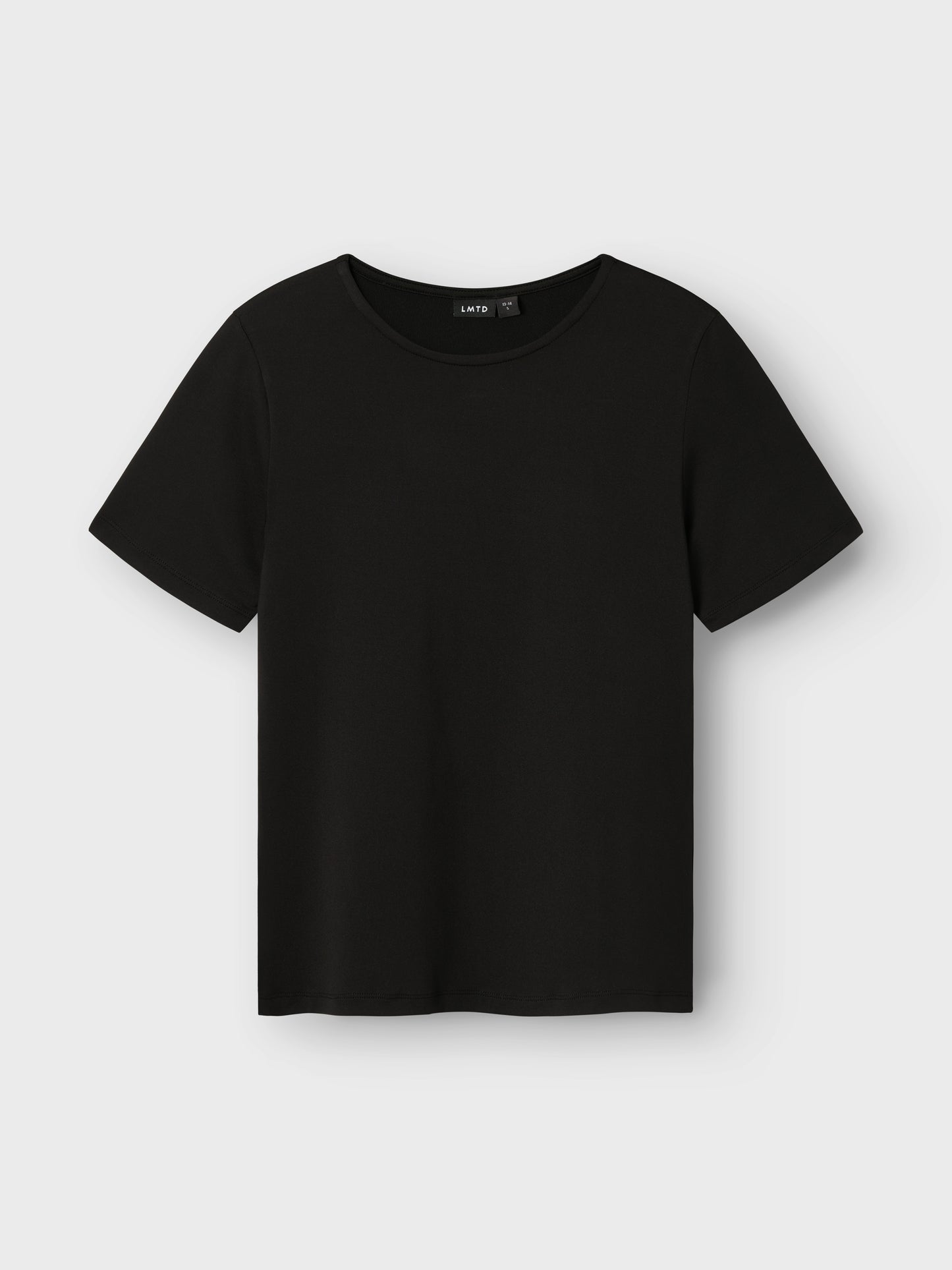 Svart enfärgad topp i lite blankt material till tjej. Svart kortärmad t-shirt till flicka från LMTD. Ungdom kläder till barn.
NLFDINCI SS SHORT S TOP NOOS
13238310