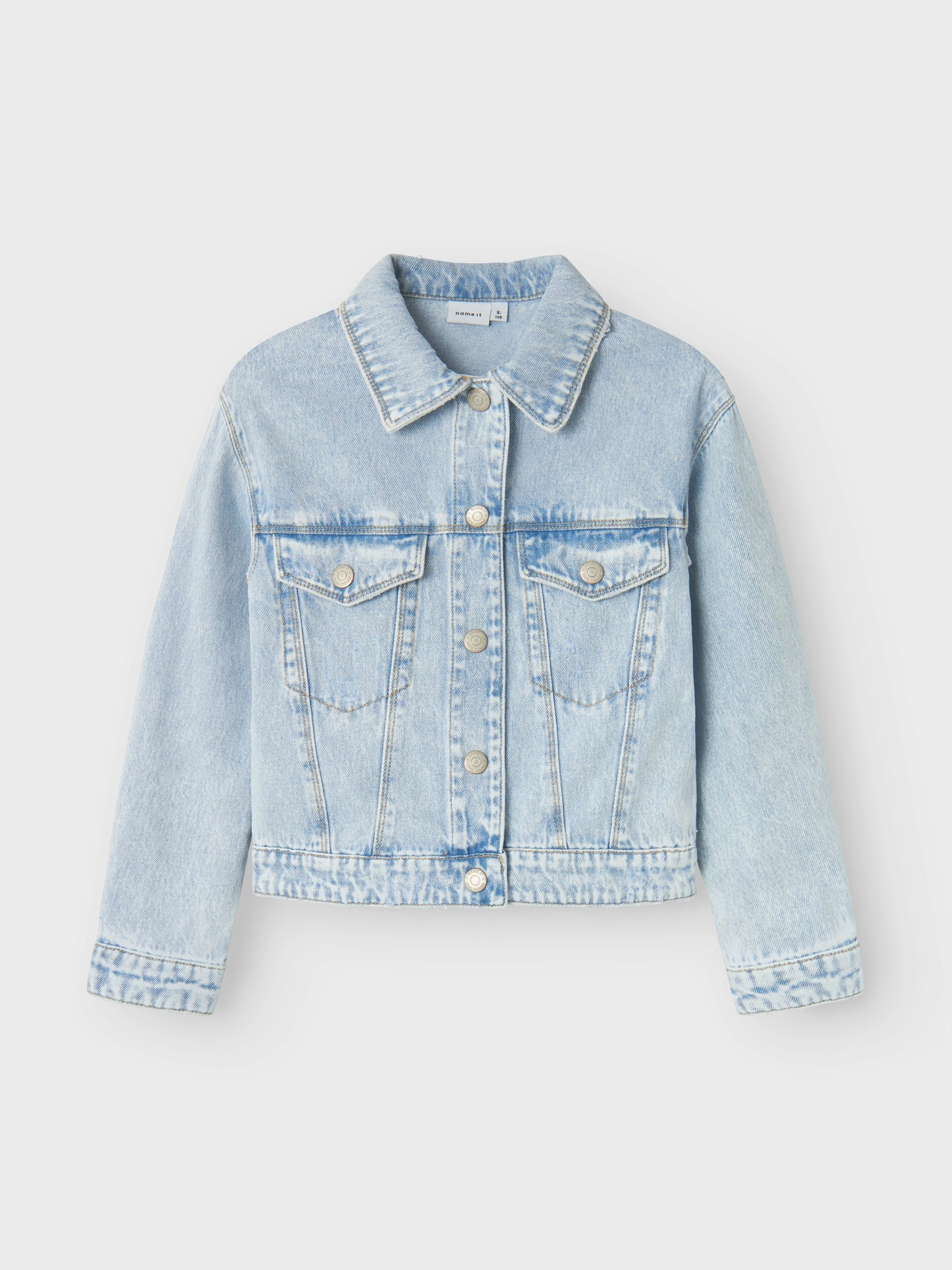 Snygg ljus blå jeans jacka till flicka. Tjej jeansjacka i denim i återvunnen bomull från Name it.
NKFMILA DNM JACKET 8510-ZA NOOS
13237177