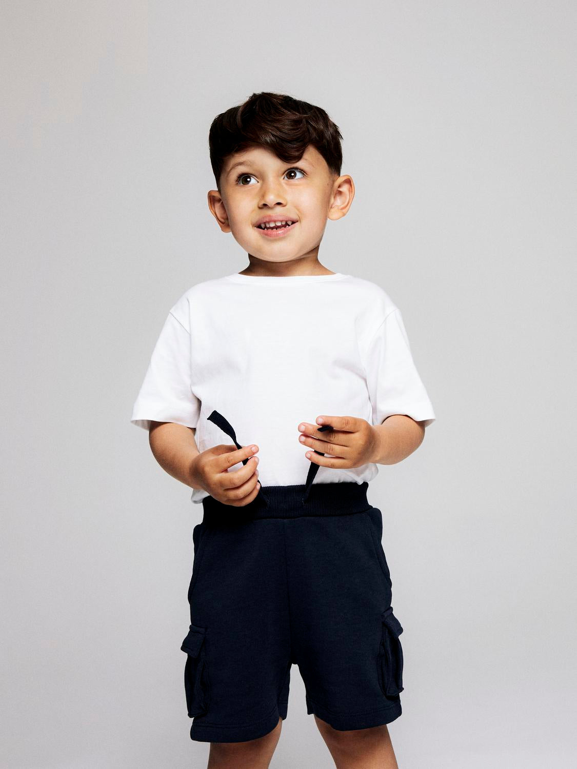 Pojke klädd i vit t-shirt helt enfärgad utan tryck till både pojke, flicka, kille och tjej. Topp perfekt för att trycka själv på. T-shirt från Name it.
NMMVOBBO SS NREG TOP NOOS
13239037