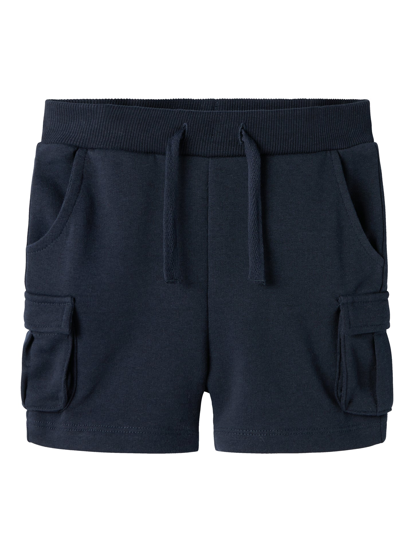 Blå sweat short i cargo modell med stora fickor till pojke.
NMMOLI SWEAT SHORTS UNB NOOS