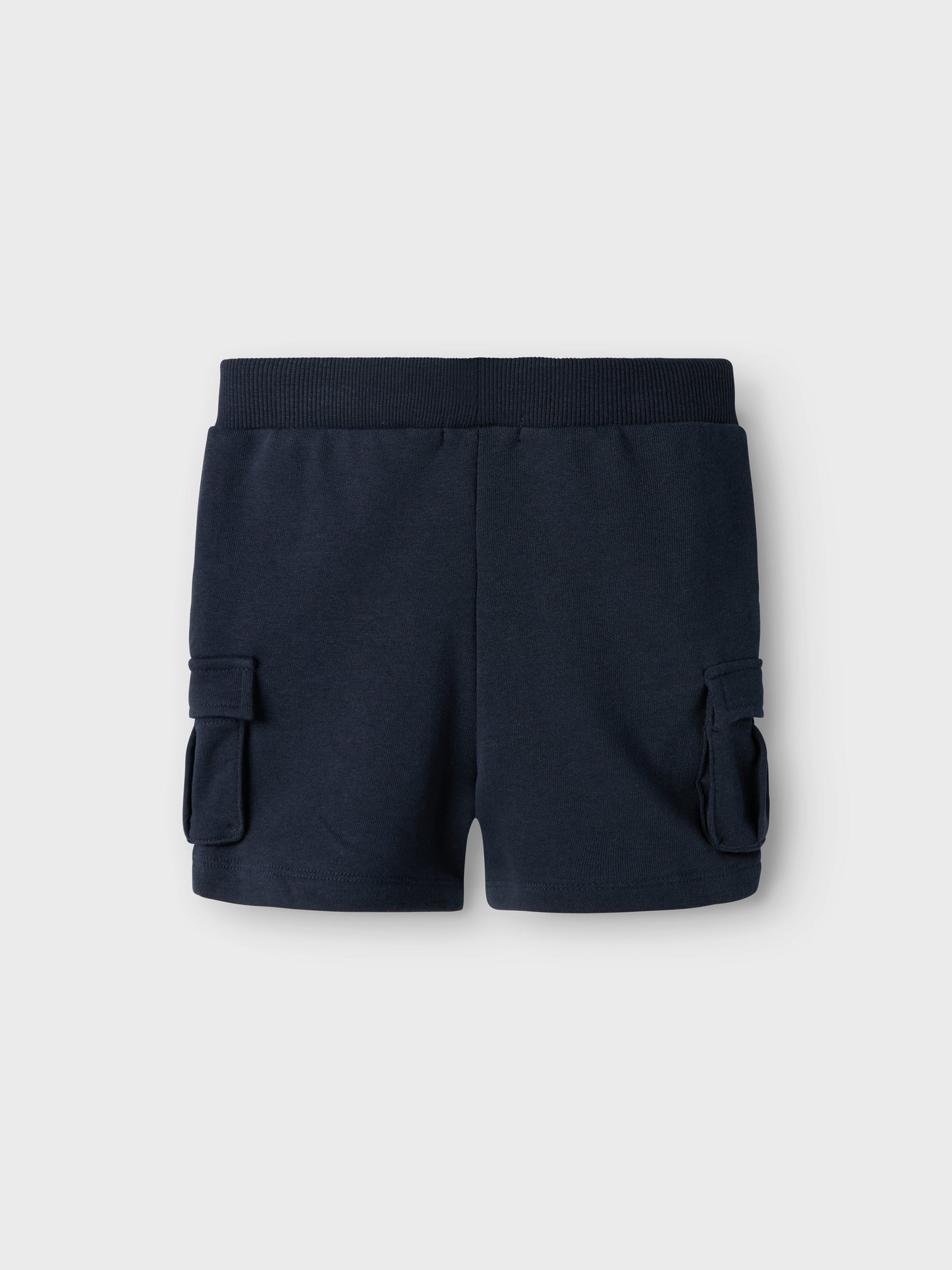 Blå sweat short i cargo modell med stora fickor till pojke.
NMMOLI SWEAT SHORTS UNB NOOS