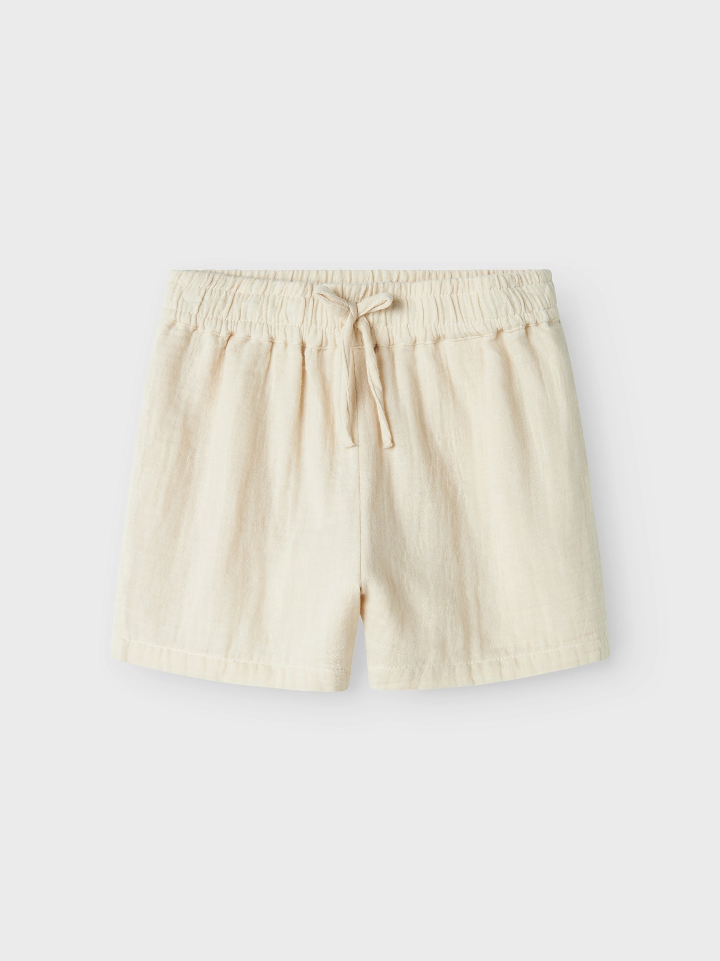 Beige sval och skön muslin shorts till flicka. Barn och ungdom shorts som ser ut som linneshorts men i 100% bomull. Tjej shorts i enfärgad klassisk stil med rosett i midjan.
NKFJASMIN SHORTS NOOS
13240426