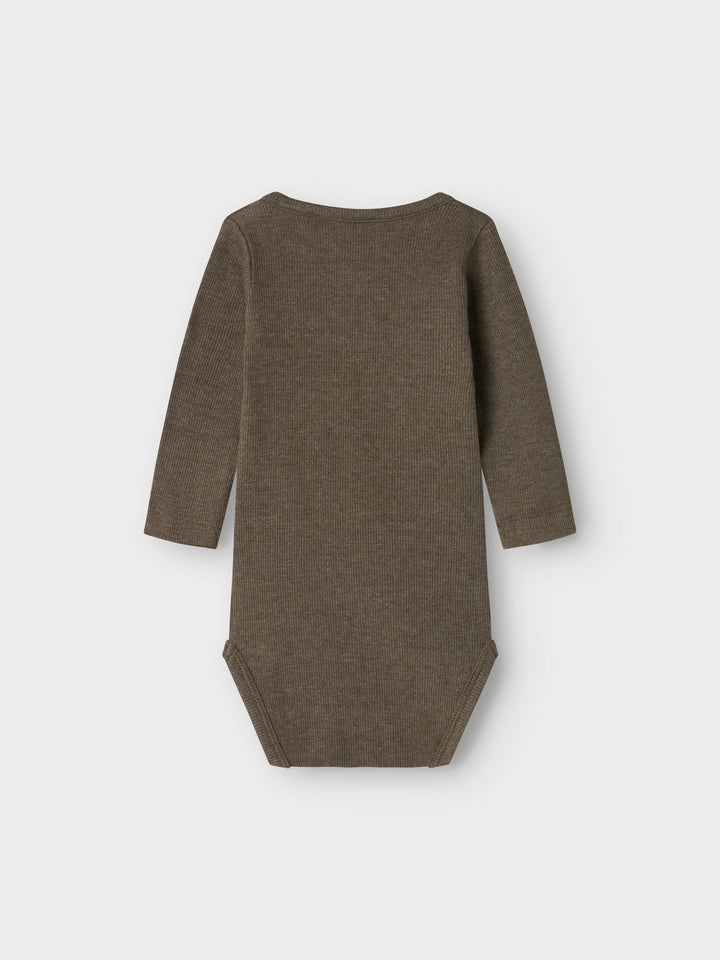 Brun ribbad baby body med knappar. Ekologiska baby kläder till bebis pojke, kille från Name it.
13198041
NBMKAB LS BODY NOOS
