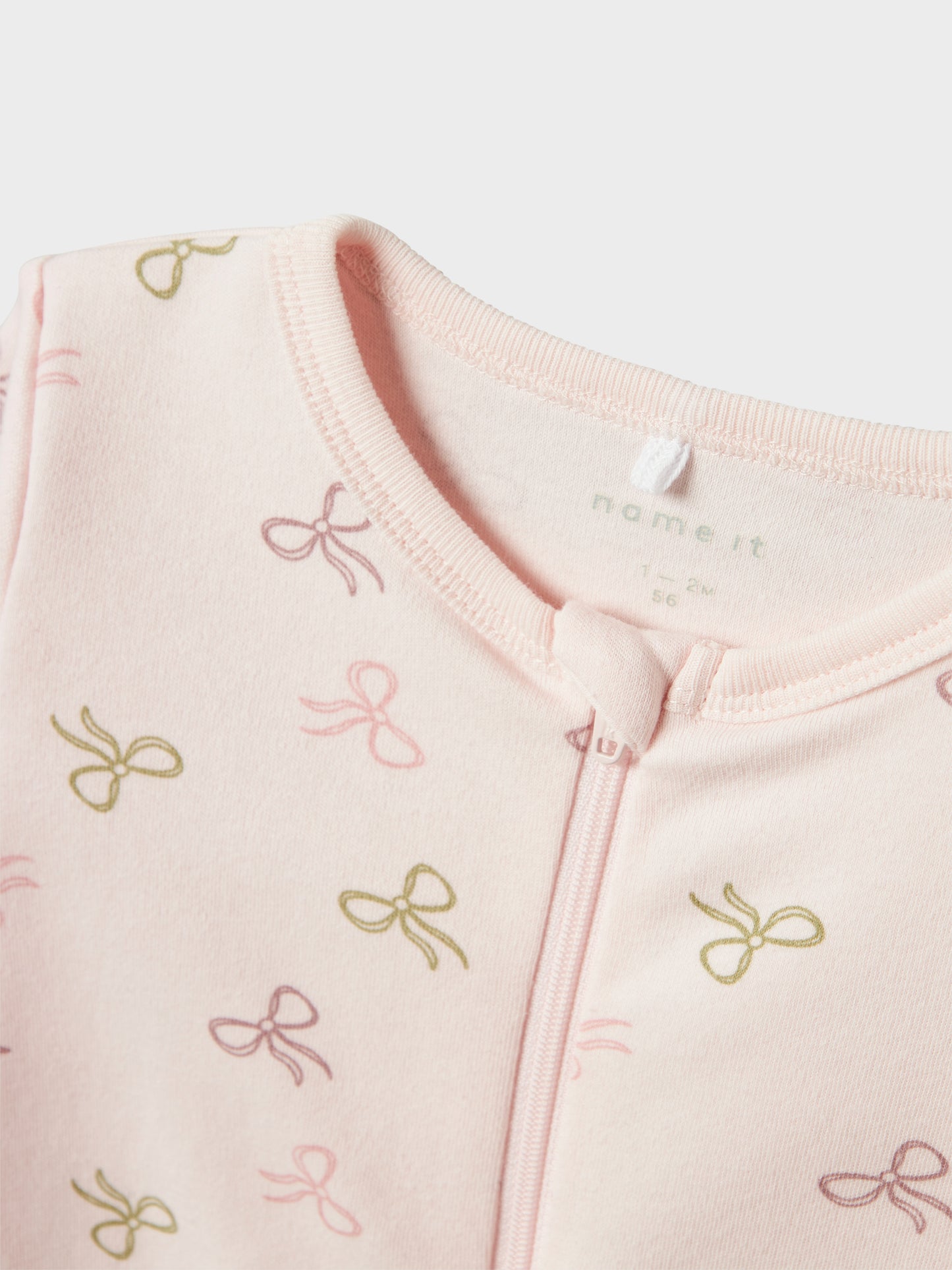 2 pack pyjamas i rosa ekologisk bomull med rosetter för din baby flicka och ditt lilla barn upp till storlek 104. Du väljer själv om du vill vika den så du får fot eller utan fot.
NBFNIGHTSUIT 2P ZIP FF PINK BOW NOOS
13240985