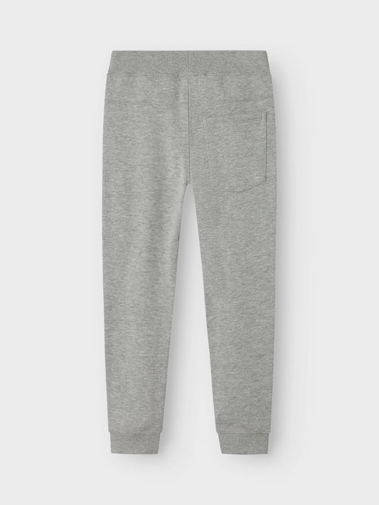 Grå mys byxa i sweat. Joggers, joggingbyxa till pojke. Byxor jogging till kille.
NKMVIMO SWE PANT BRU NOOS
13220322