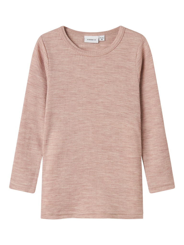 Rosa underställs tröja till flicka. Merinoull topp från Name it som har riktigt fina ullkläder till barn.
NMNWAX WOOL RIB LS TOP NOOS
13242118