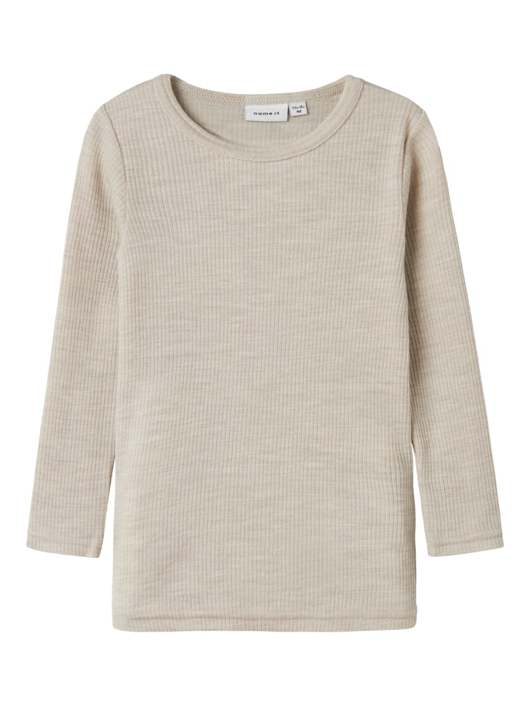 Ljust grå merino ull tröja till flicka och pojke. Tunn, skön ulltröja från Name it. Underställ till barn.
NMNWAX WOOL RIB LS TOP NOOS
13242118