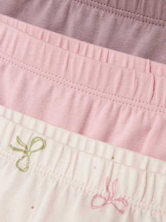 3 pack trosor i rosa och lila enfärgade och en rosa med rosetter. Trosor till flicka, tjej från Name it.
NMFTIGHTS 3P BARELY PINK BOW NOOS
13241983