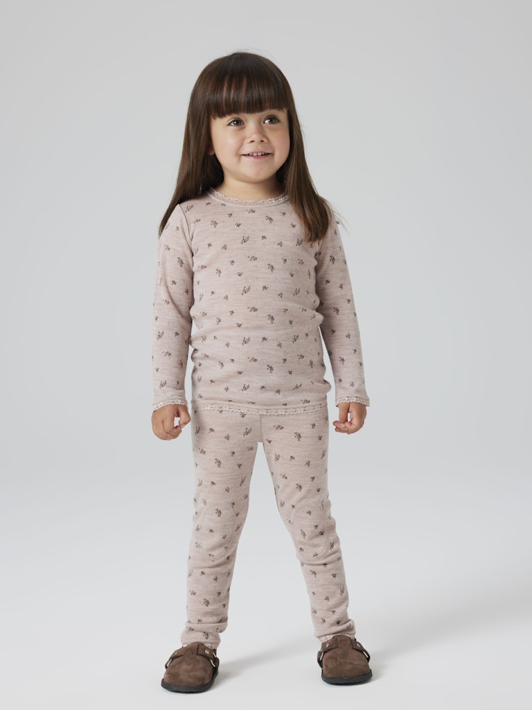 Rosa blommig merinoull tröja till flicka. Barn kläder i ull från Name it. Underställs top, söt långärmad tröja.
NMFWANG WOOL NEEDLE LS TOP NOOS
13228432