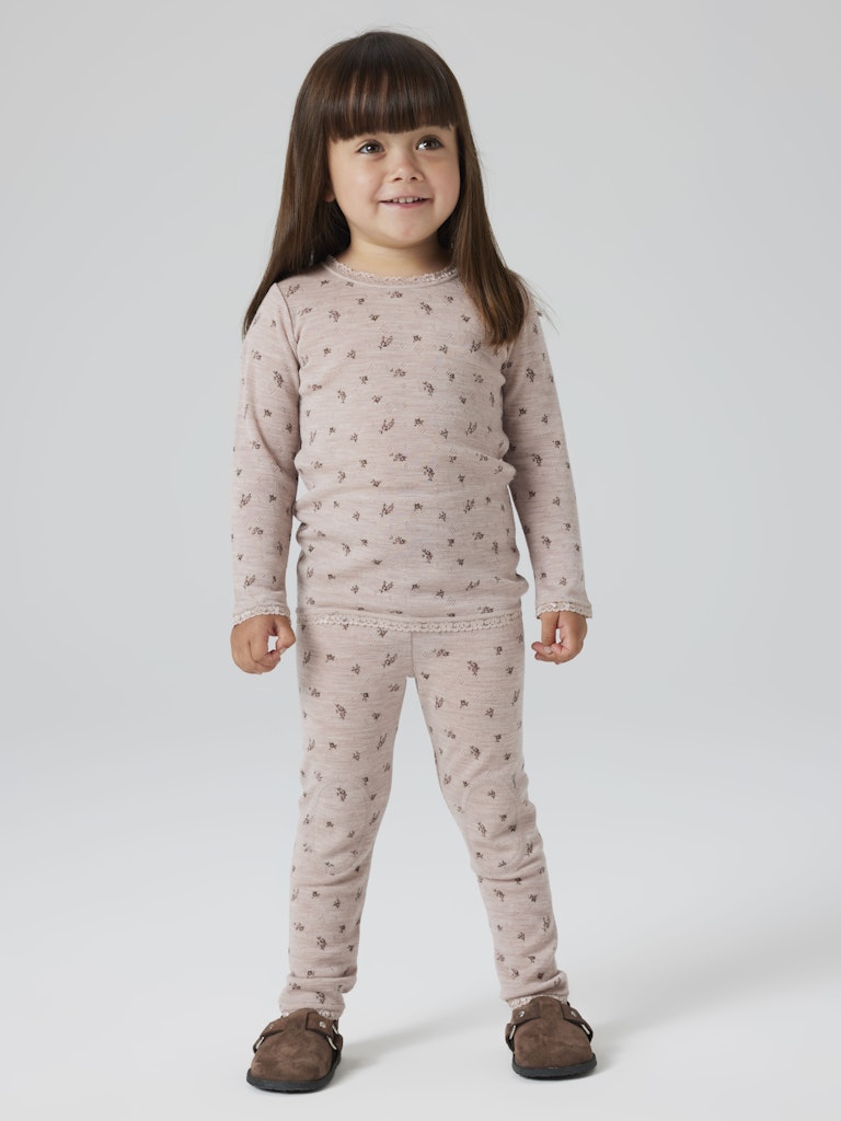 Rosa blommiga ull leggings till flicka. Underställ i merino ull från Name it.
NMFWANG WOOL NEEDLE LEGGING NOOS
13228434