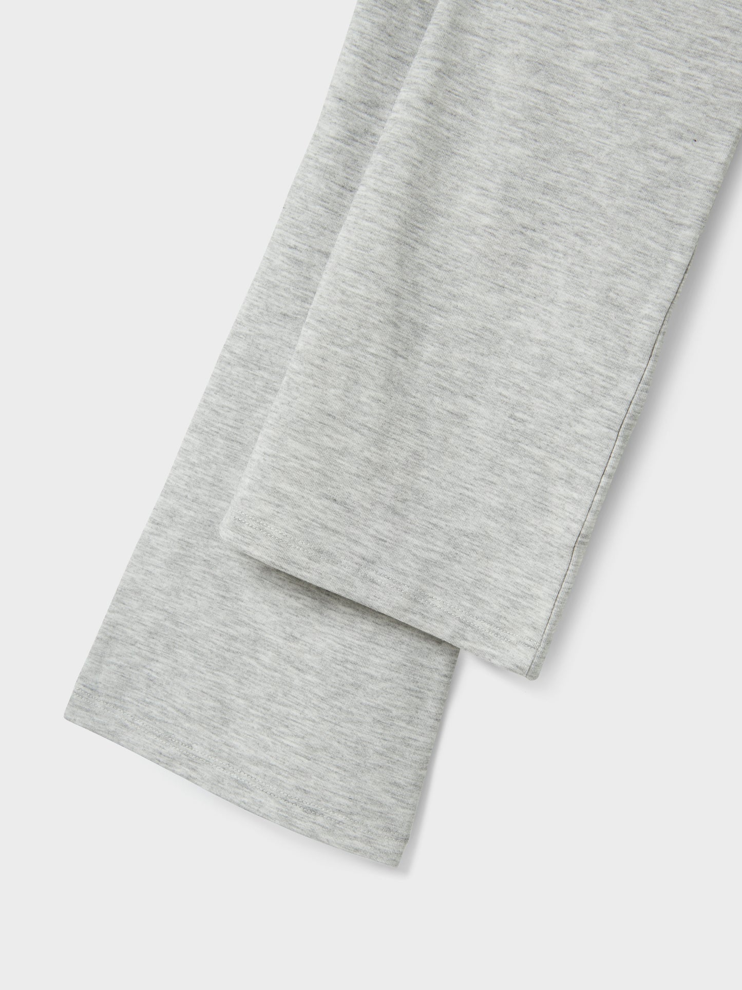 Supermjuka ljusgrå yoga pant med nedvikbar midja.
Yoga byxor, leggings med utsvängda ben till tjej.
NKFSPICE BOOTCUT PANT NOOS
13240485