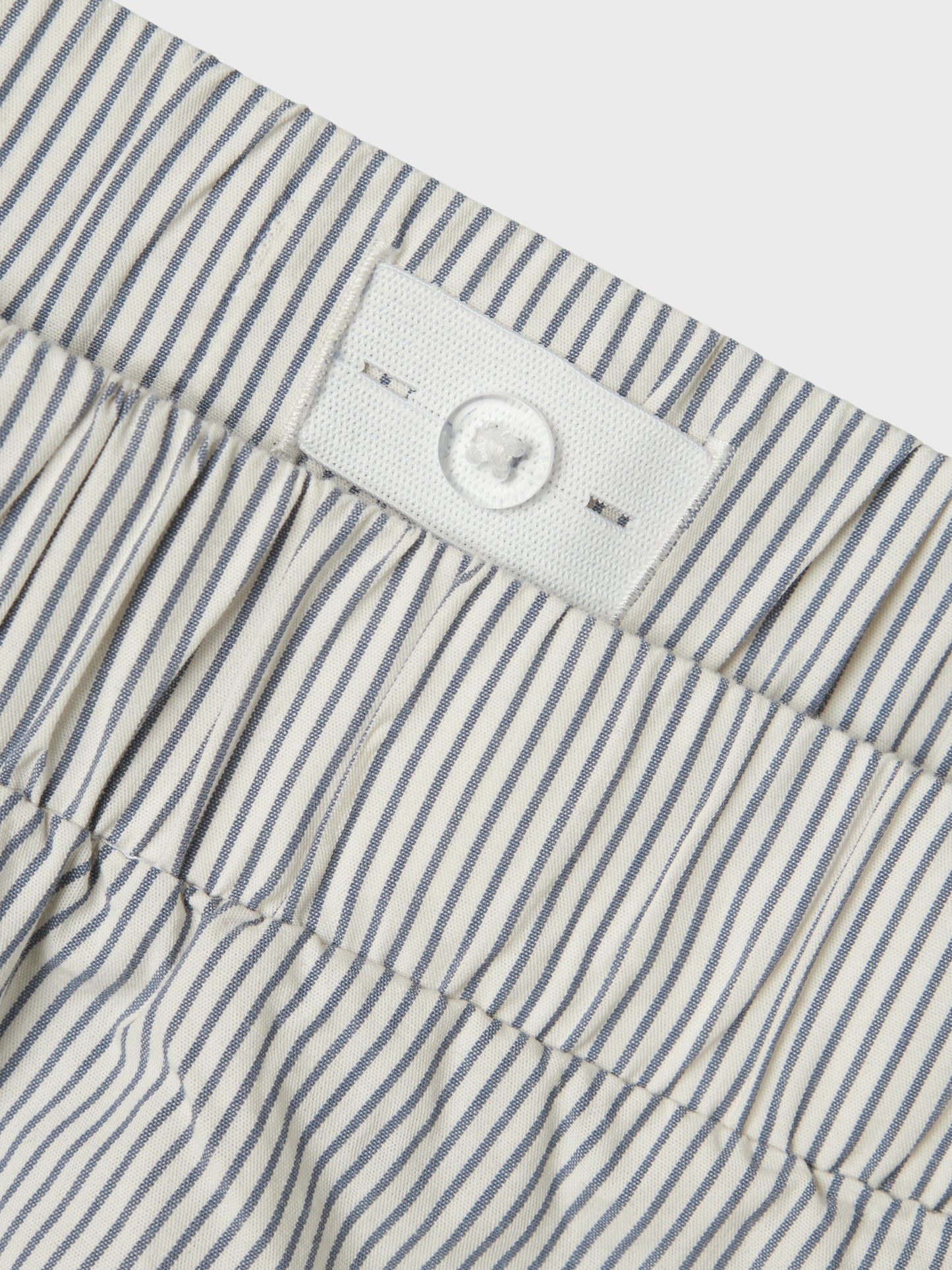 Blå och vit Randig byxa med raka ben till flicka och pojke. Byxor i skön avslappnad stil till kille och tjej.
NKNJELA STRAIGHT PANT NOOS
13242657