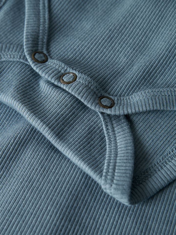 Blå kortärmad body till pojke. Bodysuit med knappar till nyfödd kille, ekologiska babykläder från Name it.
NBMKAB SS BODY NOOS
13218874