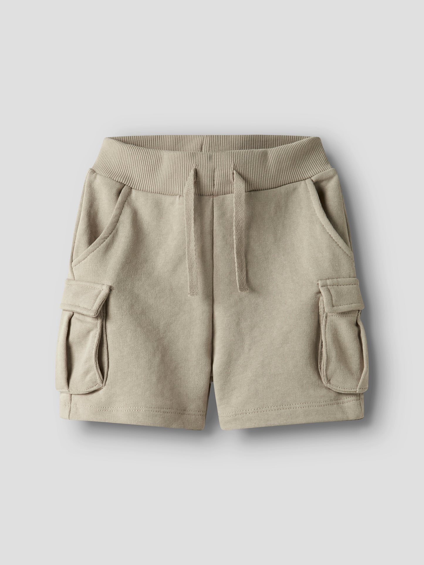 Beige sweat short i cargo modell med stora fickor till pojke.
NMMOLI SWEAT SHORTS UNB NOOS
13240417