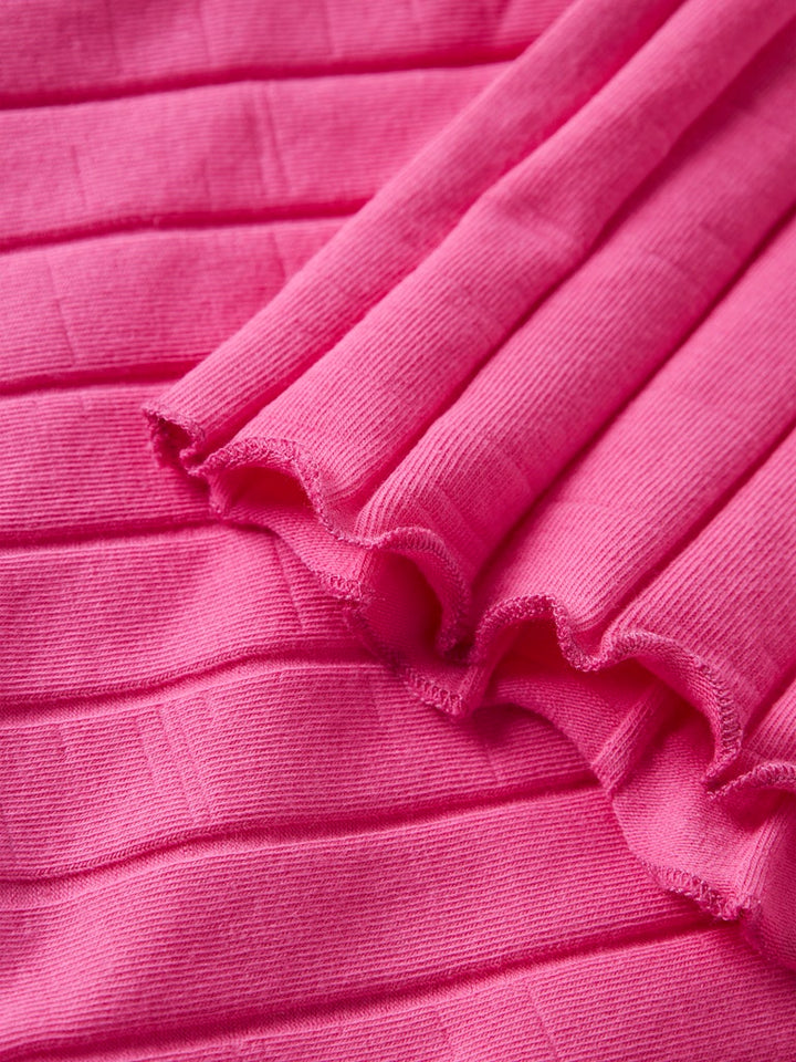 Kortärmad rosa, cerise topp till tjej med bred ribb. Snygg t-shirt i ekologisk bomull från Name it.
NKFNORALINA SS CROP TOP NOOS
13231024
