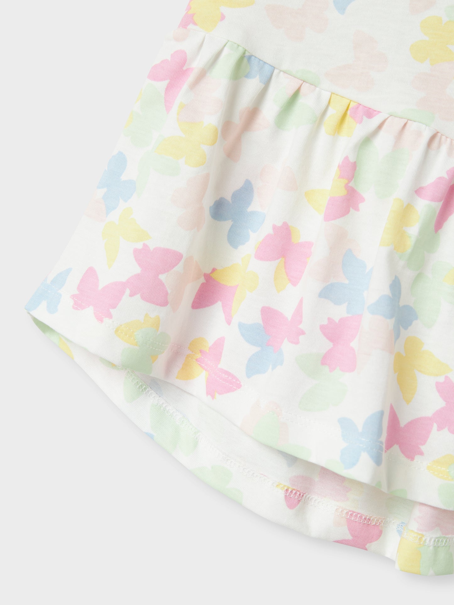 Vit barn klänning med fjärilar i blå, rosa och gul mönster. Dagis klänning till flicka, sommarklänning perfekt för sommar och sol.
NMFVIGGA CAPSL DRESS F1 NOOS
13215107