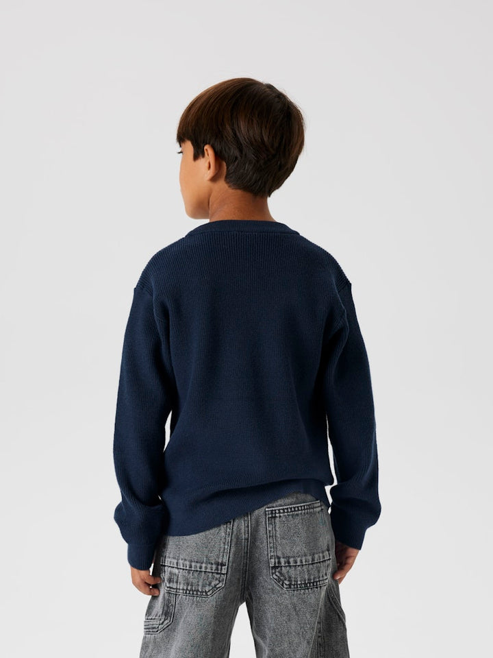 Klassiskt blå stickad o-neck tröja till pojke. Stickad pullover från Name it till kille, barn och ungdom.
NKMNESOLLE LS PULLOVER KNIT NOOS
13245038
